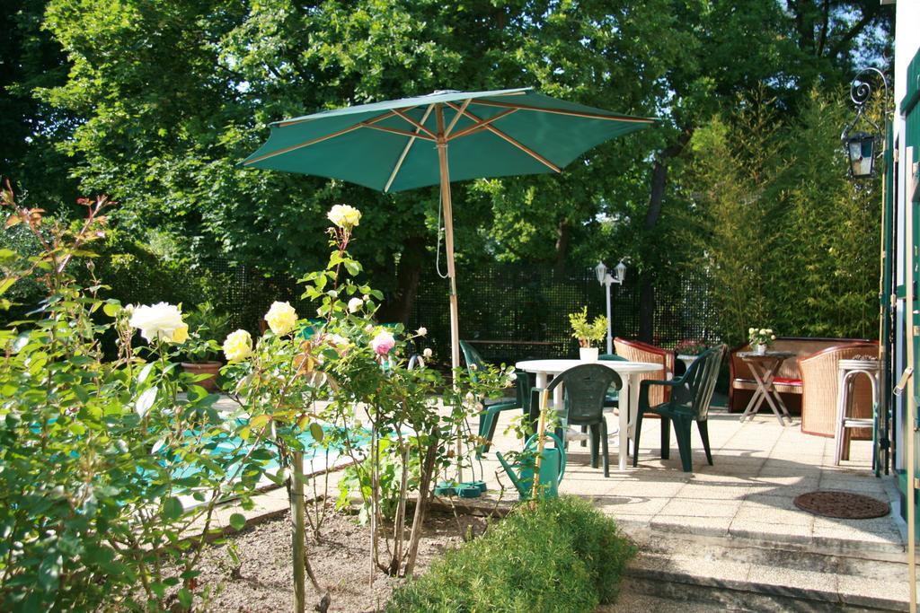 Les Hibiscus Panzió Maisons-Laffitte Kültér fotó