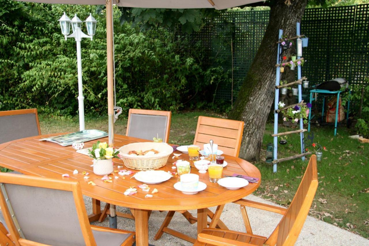 Les Hibiscus Panzió Maisons-Laffitte Kültér fotó